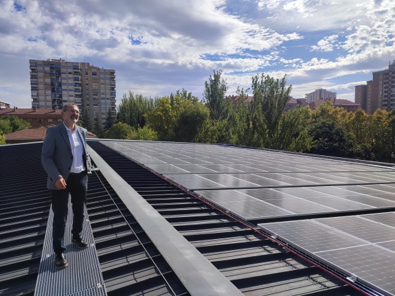El 20% de la energía del Centro Deportivo Lobete se obtendrá de los paneles solares que ya se han instalado en la cubierta