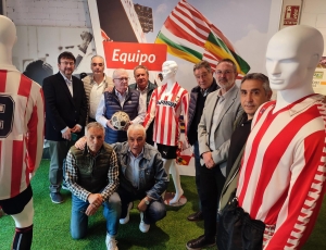 Los Veteranos del Logroñés donan nuevas piezas para la Sala de Exposiciones del antiguo club en el Estadio de Las Gaunas