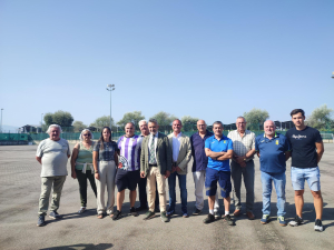 Escobar ha compartido la visita a las obras de renovación del campo de fútbol de La Estrella con representantes de vecinos y de clubes usuarios