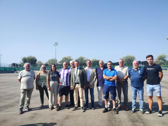 Escobar ha compartido la visita a las obras de renovación del campo de fútbol de La Estrella con representantes de vecinos y de clubes usuarios