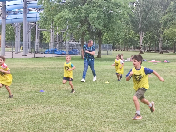 270 niños y niñas del campus “Mini héroes” disfrutan este verano de las múltiples posibilidades deportivas y recreativas de Las Norias