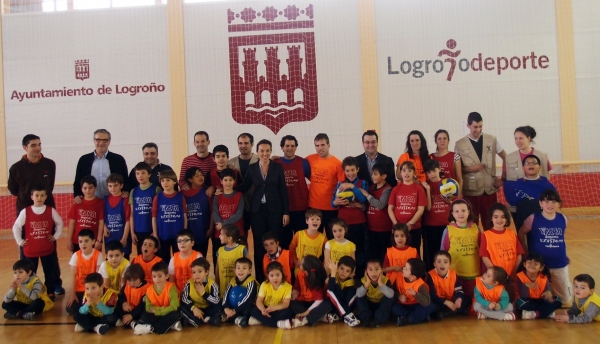 La alcaldesa de Logroño visita la Semana Santa Deportiva de YMCA en la que participan 50 niños y jóvenes