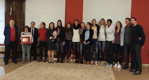 La alcaldesa felicita al Naturhouse Ciudad de Logroño de voleibol femenino.