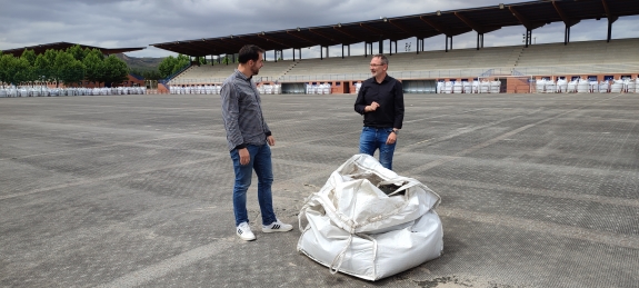 El césped de los campos 2 y 6 de Pradoviejo está prácticamente retirado y se comenzará a instalar el nuevo tapete en dos semanas