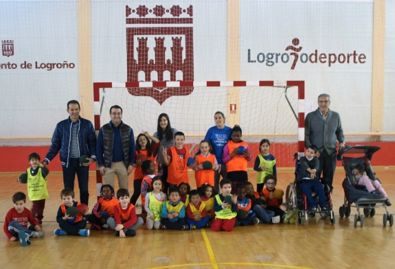Javier Merino ha visitado esta mañana a los niños participantes en las actividades incluidas en las ‘Navidades Deportivas de YMCA’