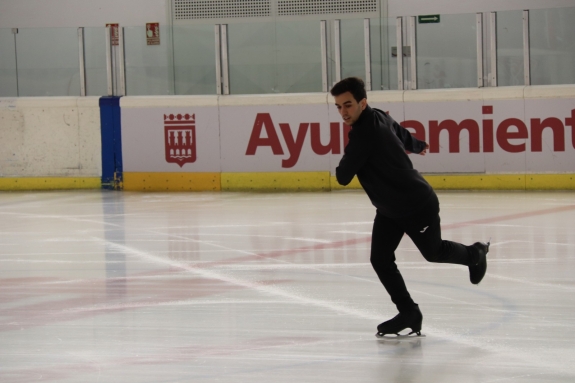 Tomás Llorenç del Club Milenio, campeón de España de Patinaje Artístico, destaca la gran calidad de la Pista de Hielo de Lobete