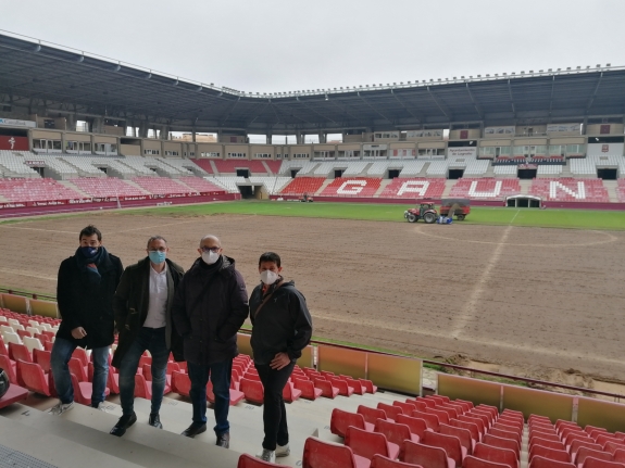 Las obras de renovación del césped del Estadio de fútbol de Las Gaunas han comenzado a gran ritmo para que se pueda estrenar el 2 de enero