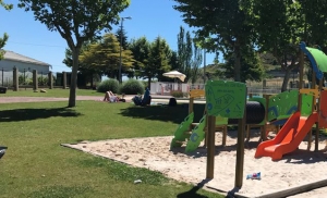 Javier Merino visita las piscinas municipales de El Cortijo y su nuevo vestuario adaptado para personas con movilidad reducida