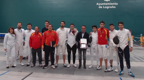 Javier Merino visita la concentración del  Equipo Nacional de Espada Masculina que durante estos días se prepara en el polideportivo Municipal Titín III