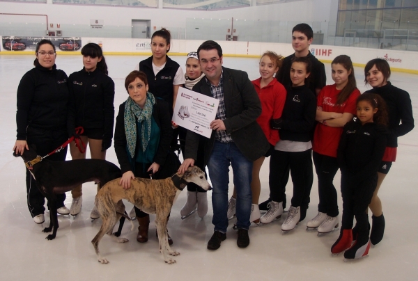 El concejal de Deportes entrega a Galgos 112 el dinero recaudado en la gala de patinaje sobre hielo celebrada en Navidad