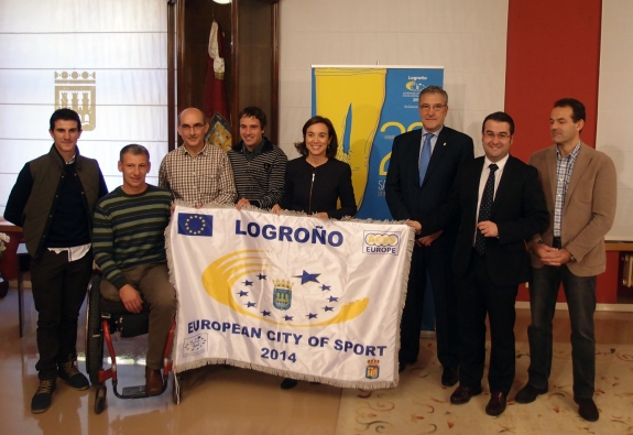 La alcaldesa presenta la San Silvestre 2013, que inaugura el año en que Logroño  es “Ciudad Europea del Deporte” con el izado de la bandera conmemorativa
