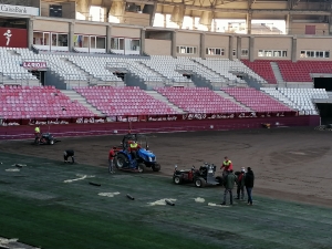 La instalación del nuevo tepes ha comenzado ya en el campo de fútbol de Las Gaunas