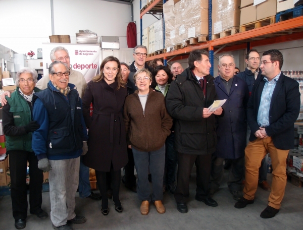 La alcaldesa de Logroño entrega al Banco de Alimentos más de 500 kilos de comida recogidos en las iniciativas deportivas solidarias celebradas en Navidad