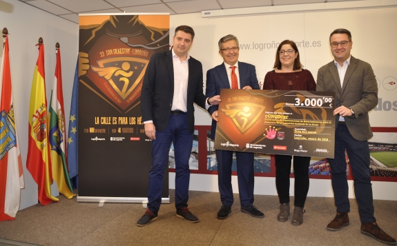 Logroño Deporte entrega un cheque benéfico, a través de su presidente Javier Merino, de 3.000 euros a CONGDCAR de la XXXIII San Silvestre