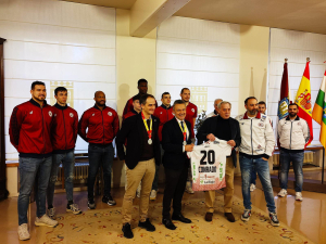 El alcalde ha recibido al Club Balonmano Ciudad de Logroño tras proclamarse subcampeones de la Copa de España