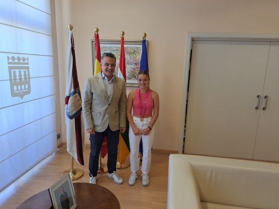 El alcalde de Logroño ha recibido a la futbolista logroñesa Sara Ortega