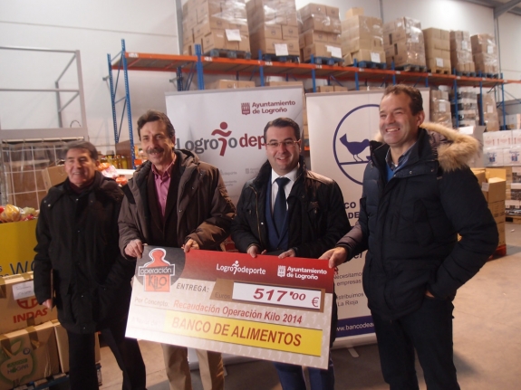 El concejal de Alcaldía entrega la recaudación de la ‘Operación kilo’ organizada por Logroño Deporte al Banco de Alimentos