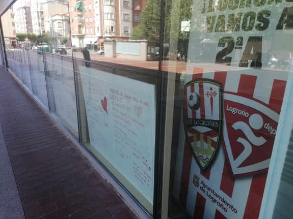 Los riojanos dejan más de un centenar de mensajes de ánimo para la UDL en los paneles habilitados por Logroño Deporte