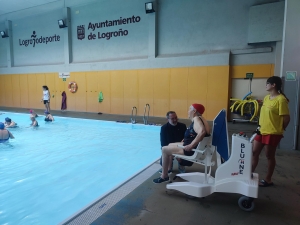 La Ribera incorpora el segundo elevador portátil de Logroño Deporte para que personas con movilidad reducida puedan disfrutar con comodidad de las piscinas