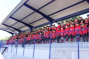 Los aficionados al rugby disfrutan ya de la nueva grada del campo de Pradoviejo