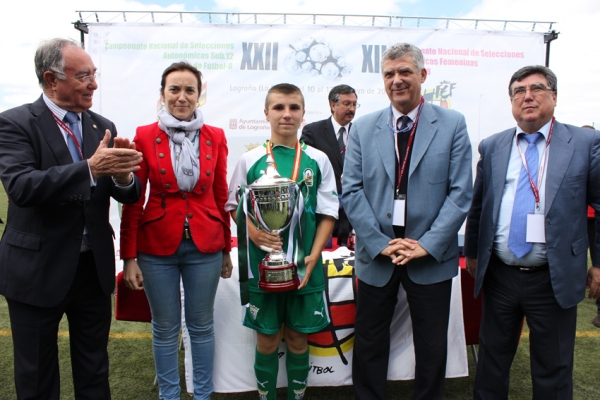 Final feliz de la fiesta del fútbol 8 en Logroño. Ganadores. Cataluña, en masculino y Madrid, en femenino