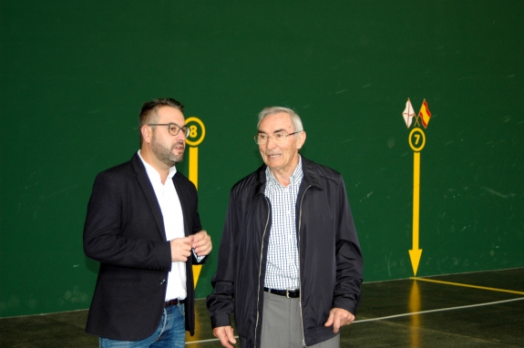 Javier Merino visita el remozado frontón de Varea en el que se han invertido 11.000 euros en su saneamiento, pintado e impermeabilización