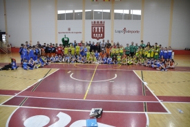La alcaldesa Cuca Gamarra, acompañada de Joe Arlauckas, visita a los más de 450 participantes del Torneo Canteras Logroño de Mini-Basket