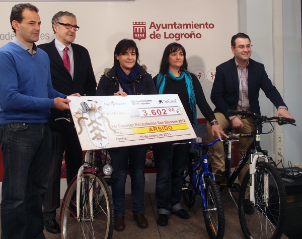 El concejal de Deportes entrega a Arsido los 3.602 euros recaudados en la San Silvestre 2012 y las bicicletas del concurso en Facebook