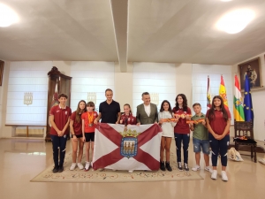 El alcalde de Logroño recibe a los boxeadores y boxeadoras escolares que han participado en los campeonatos de España