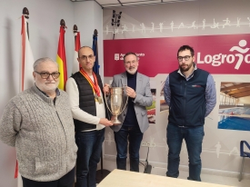 Antoñanzas felicita al tirador José Antonio Delgado al que el Comité Olímpico Español ha premiado con la Medalla al Mérito Deportivo